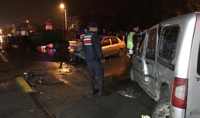 Sakarya'da 3 araç birbirine girdi: 4 yaralı