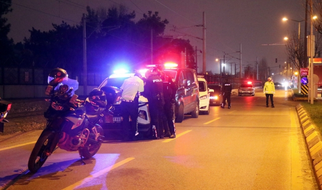 Sakarya’da hafif ticari araç yunus ekibine çarptı