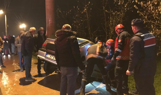 Sakarya'da kontrolden çıkan otomobil direğe çarptı
