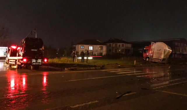 Sakarya'da tır ile hafif ticari araç çarpıştı