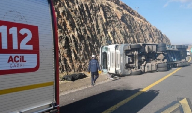 Şanlıurfa'da devrilen tırın sürücüsü hayatını kaybetti!