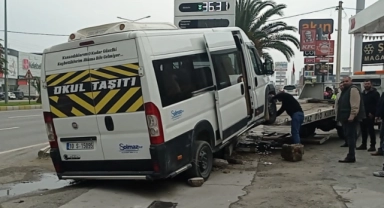 Servis minibüsü ile otomobil çarpıştı: 6 yaralı