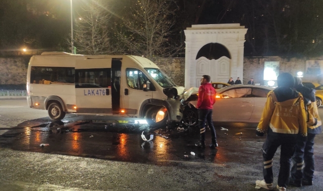 Servis minibüsü ve otomobil kafa kafaya çarpıştı