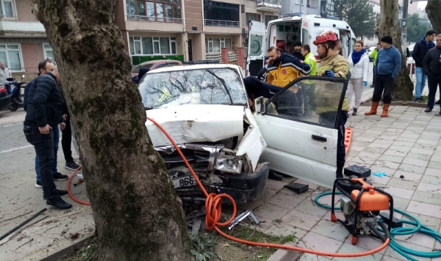 Seyir halindeyken kalp krizi geçirip ağaca çarptı