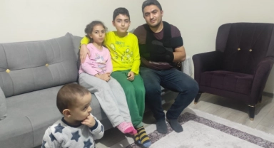 Sokak köpeği dehşeti! Kucağındaki çocuğuyla yere düştü