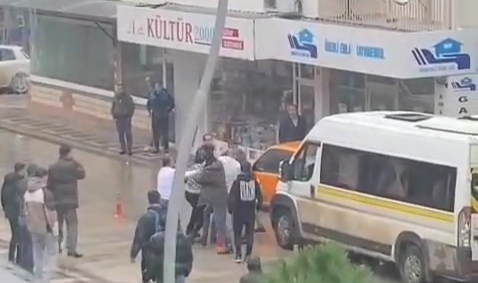 Sokakta gergin anlar! Ringe çevirdiler