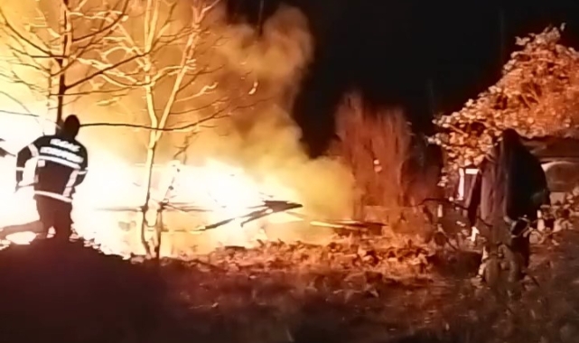Sosyal medyada canlı yayını açıp evini ateşe verdi
