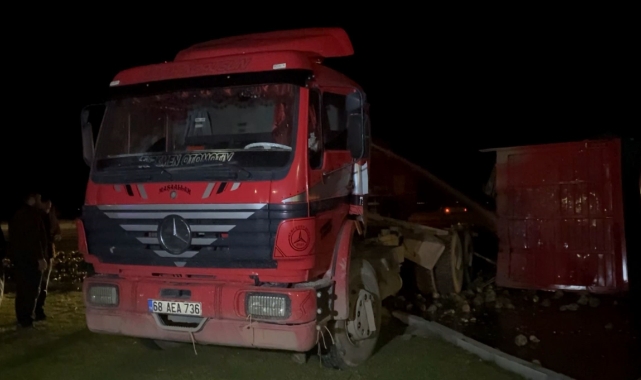 Süt tankeri ile pancar yüklü TIR çarpıştı: 2 yaralı