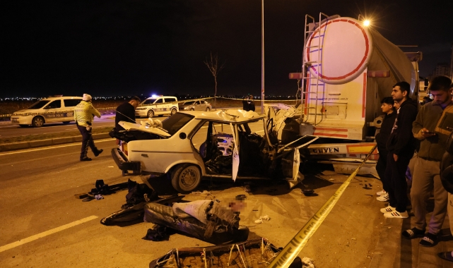 TIR'a arkadan çarpan otomobil kağıt gibi parçalandı