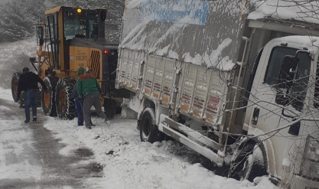 Tokat'ta karda kayan kamyon yan yattı