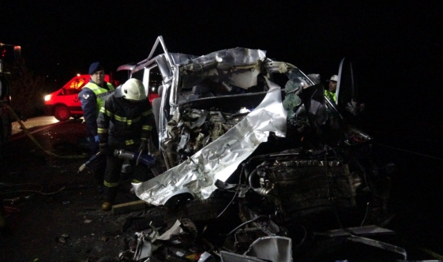 Tokat'ta minibüs kamyona arkadan çarptı: 5 ölü