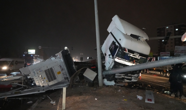 Trafo yüklü TIR aydınlatma direğine çarptı!