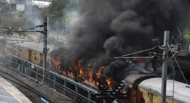 Tren vagonları ateşe verildi: 4 ölü!