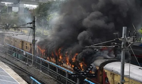 Tren vagonları ateşe verildi: 4 ölü!
