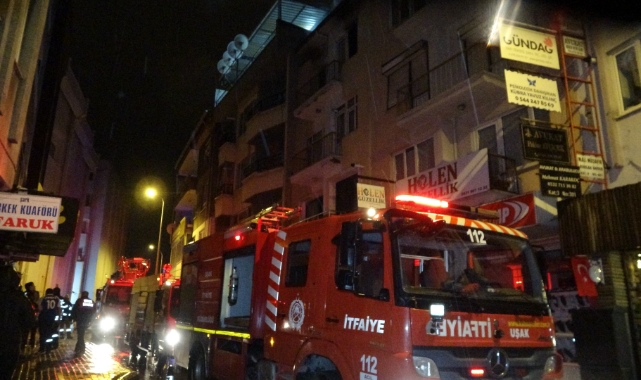 Uşak’ta 3 katlı binada çıkan yangın korkuttu