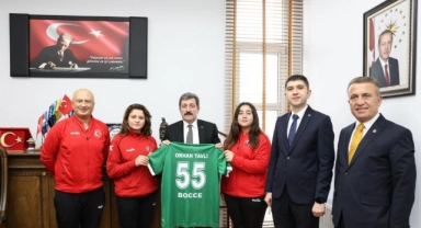 Vali Tavlı, milli sporcuları kutladı