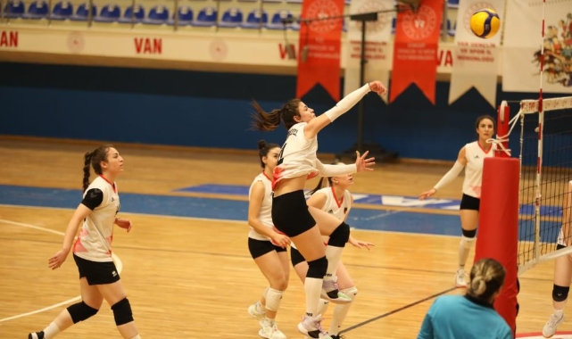 Voleybolda Van derbisinin galibi Büyükşehir Belediyespor