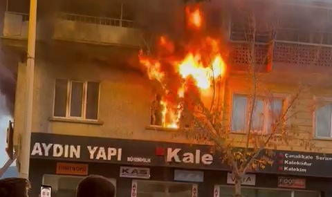Yangında dumandan etkilenen 3 kişi kurtarıldı