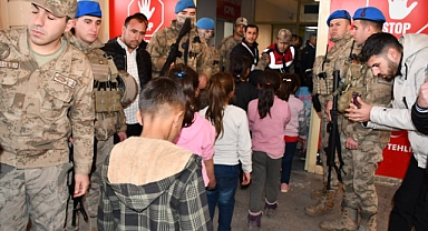 Yemekten zehirlenen çok sayıda öğrenci hastaneye kaldırıldı!