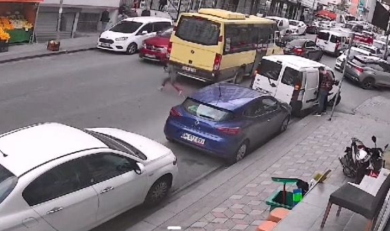 Yola atlayan çocuğa otomobil çarptı