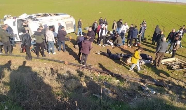Yolcu minibüsü şarampole devrildi: 4’ü ağır 16 yaralı