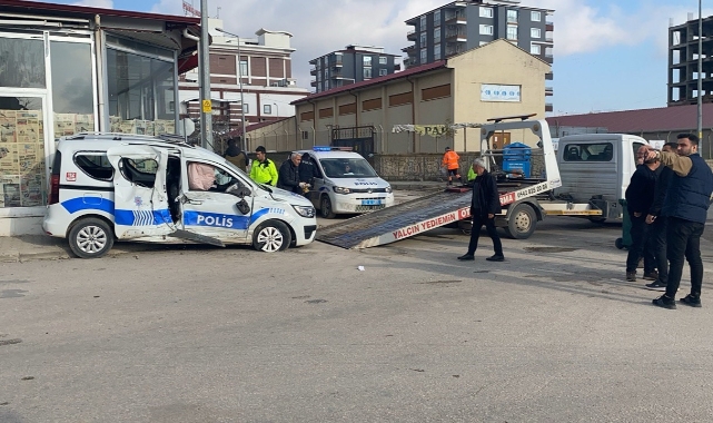 Yolcu otobüsü ile polis aracı çarpıştı: 2 yaralı