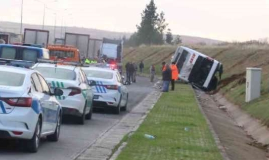 Yolcu otobüsü ile TIR çarpıştı: Yaralılar var!