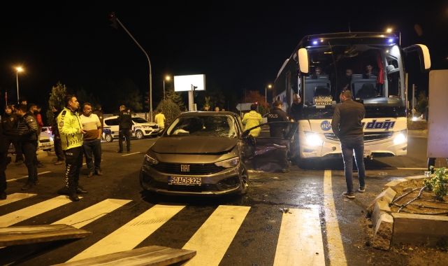 Yolcu otobüsü otomobile çarptı: 1 yaralı