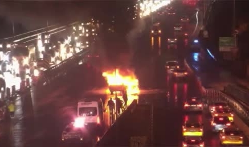 15 Temmuz Şehitler Köprüsü’nde araç alev alev yandı