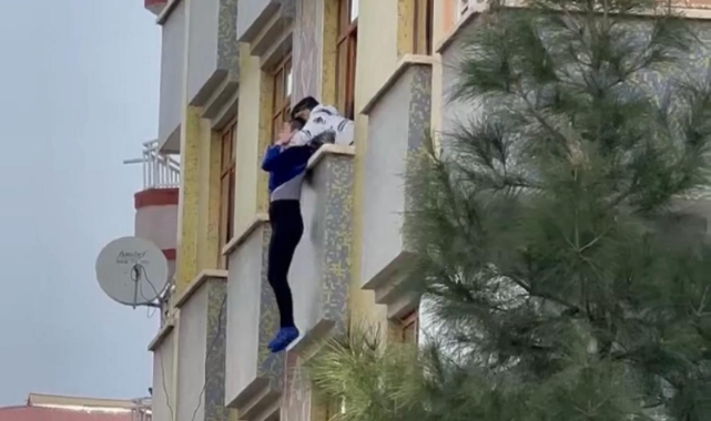3'üncü kattan kendini atmaya çalışan kadın böyle kurtarıldı