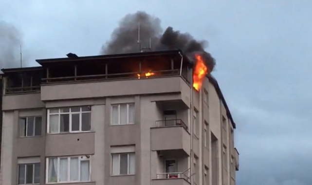 5 katlı apartmanın çatısı alev alev yandı
