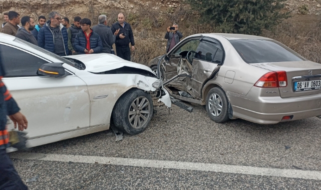 Adıyaman'da iki otomobil çarpıştı: 5 yaralı