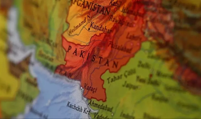 Afganistan'da yolcu uçağı düştü