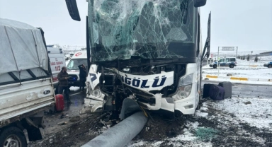 Ağrı'da yolcu otobüsü ile kamyonet çarpıştı: 11 yaralı