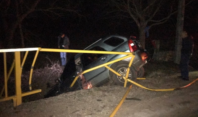 Alkollü sürücünün kullandığı araç köprüden aşağı düştü, 2 yaralı