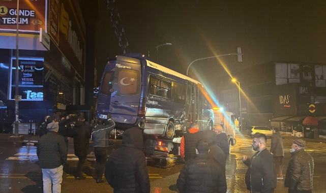 Ankara'da otomobilin çarptığı dolmuş devrildi: Çok sayıda yaralı var