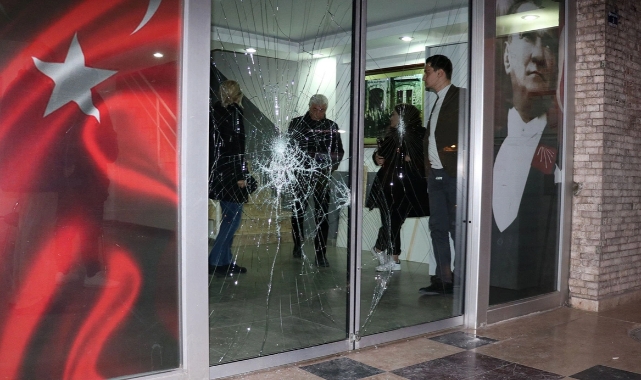 Antalya'da CHP İl Başkanlığı'na saldırı!