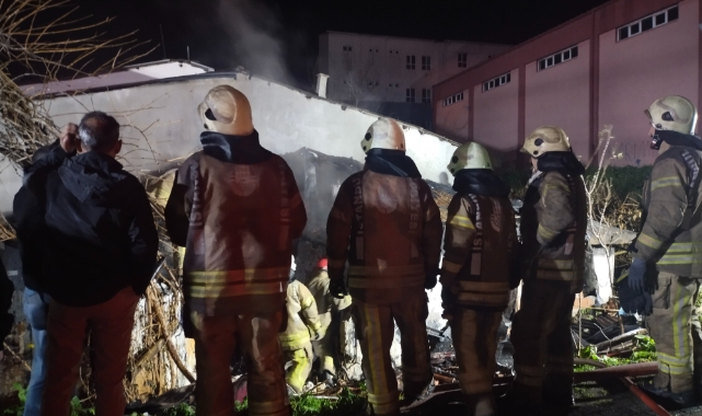 Ataşehir'de gecekondu alev alev yandı