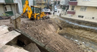 Avcılar'da panik anları! İstinat duvarı çöktü