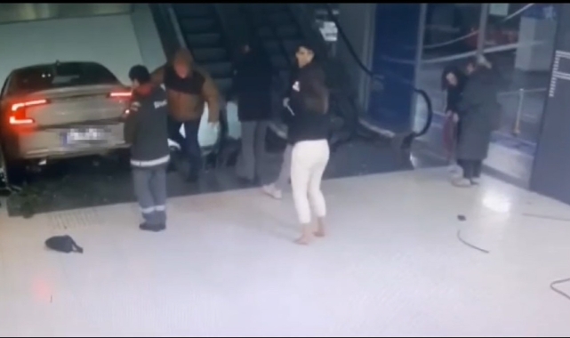 AVM’de dehşet anları: Lüks otomobille ortalığı birbirine kattı