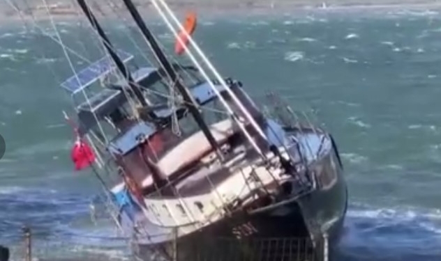 Ayvalık'ta fırtına hayatı felç etti!