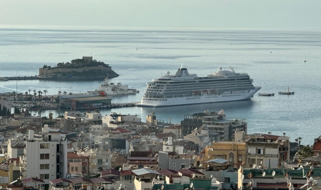 Bahama bayraklı kruvaziyer Kuşadası'na yanaştı