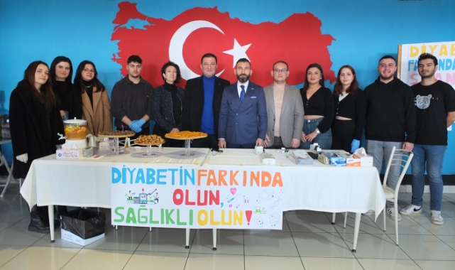 Balıkesir’de üniversiteliler diyabete dikkat çekti, şeker ölçümü yaptı