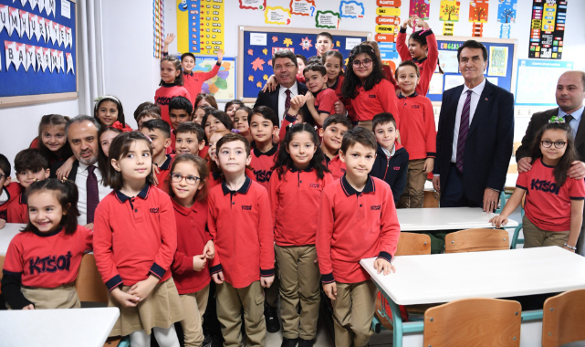 Başkan Dündar, Bakan Tunç ile birlikte karne dağıttı