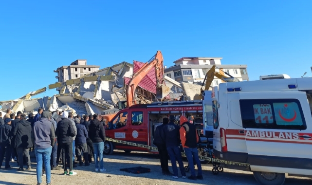 Bina çöktü, iş makinesi operatörü altında kaldı