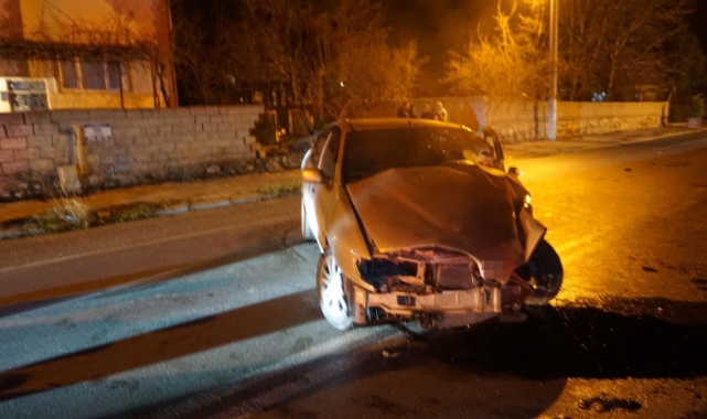 Burdur’da kontrolden çıkan otomobil bahçe duvarına çarptı