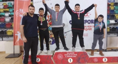 Burhaniyeli Güreşçiler madalyalarla döndü