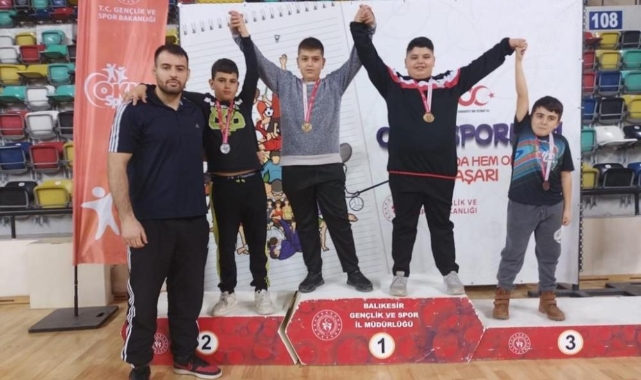 Burhaniyeli Güreşçiler madalyalarla döndü