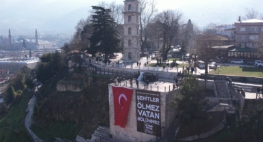 Bursa'da 2700 yıllık tarihi surların üzerine şehitler için pankart astı