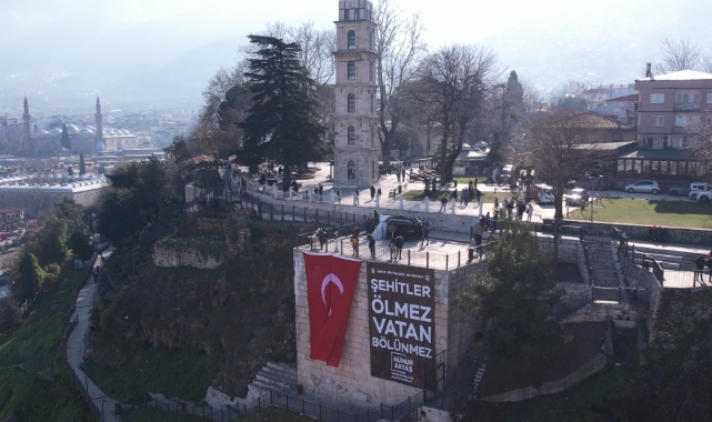 Bursa'da 2700 yıllık tarihi surların üzerine şehitler için pankart astı
